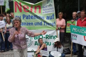 Ruth Tippe als Sprecherin auf Demo