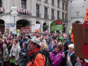 Teilnehmer an einer Demonstration gegen Patente auf Leben