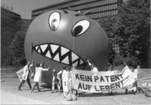Demonstration "Kein Patent auf Leben" mir Riesen-Tomate